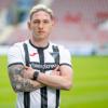 Pars baby steps over two legs