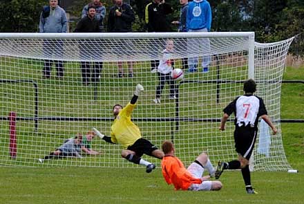 Scott Gray scores Dunfermline 2nd Scott Gray scores Dunfermline 2nd