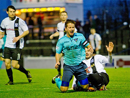 Gordon Pope takes down Josh Falkingham Gordon Pope takes down Josh Falkingham