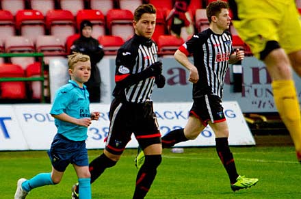 Josh leads out the Pars Josh leads out the Pars