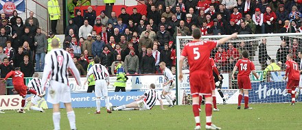 Sone Aloku scores v Dunfermline 07/03/09 Sone Aloku scores v Dunfermline 07/03/09