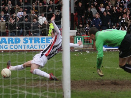 Nick Phinn scores v Aberdeen 07/03/09 Nick Phinn scores v Aberdeen 07/03/09