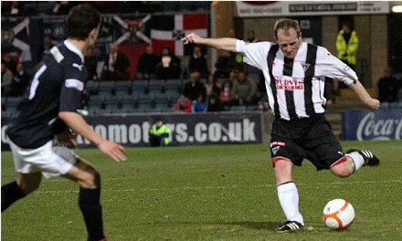 Alex Burke shoots in Pars goal